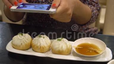 食物照片。 手机上的中国饺子图片